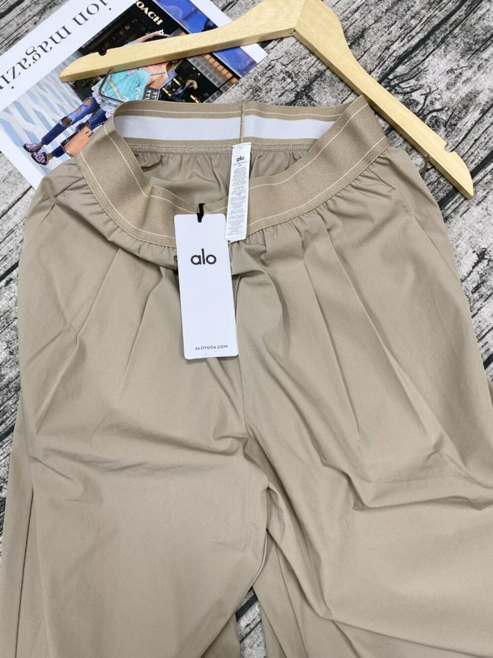 🍎ALO Yoga Suit Up Trouser Brand New Gravel Wide Leg🤩Regular 30" Inseam Length - Picture 4 of 8